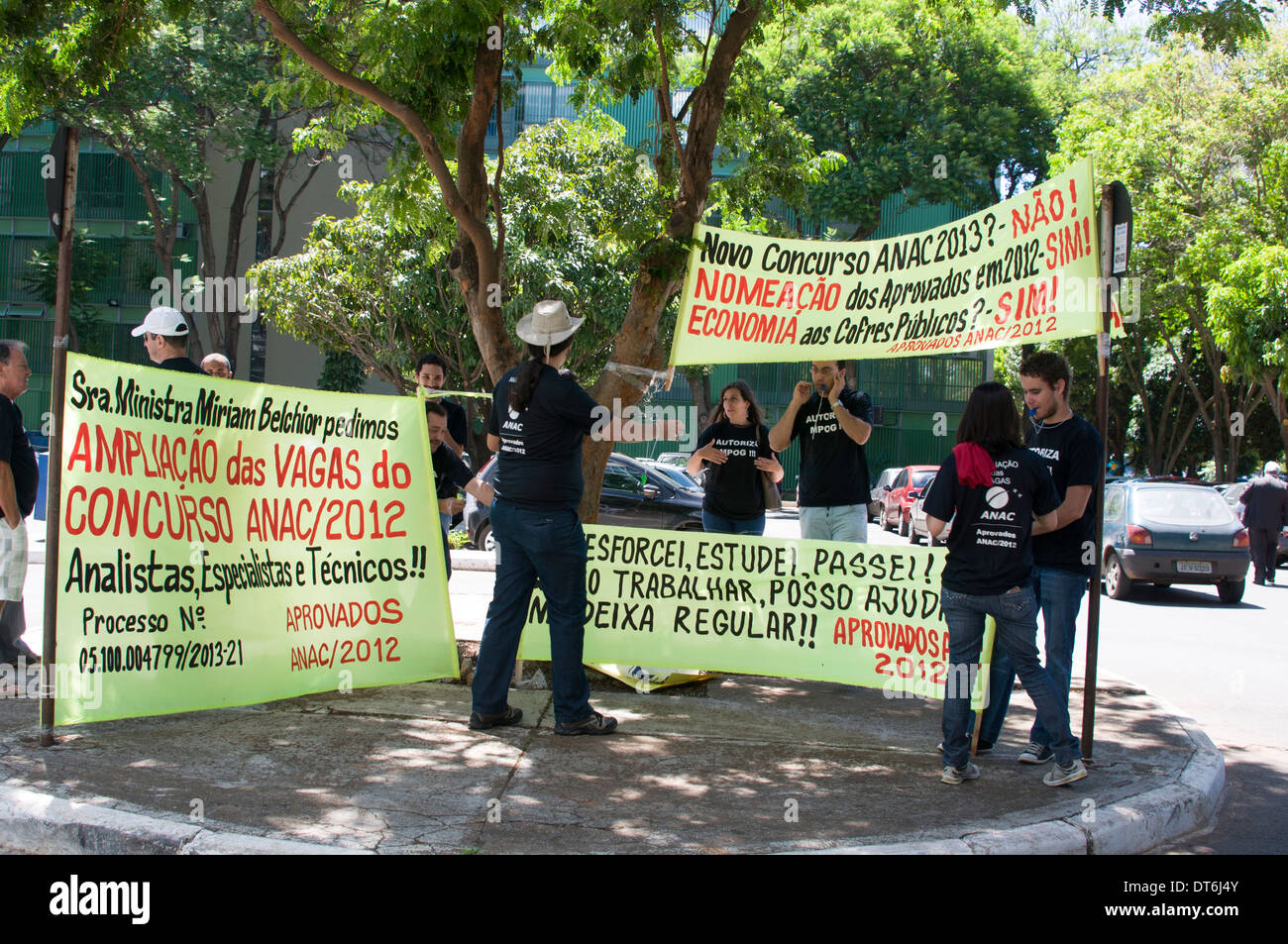 Un petit groupe de manifestants politiques à l'extérieur de l'un des ministères du Gouvernement à Brasilia, au Brésil. Banque D'Images