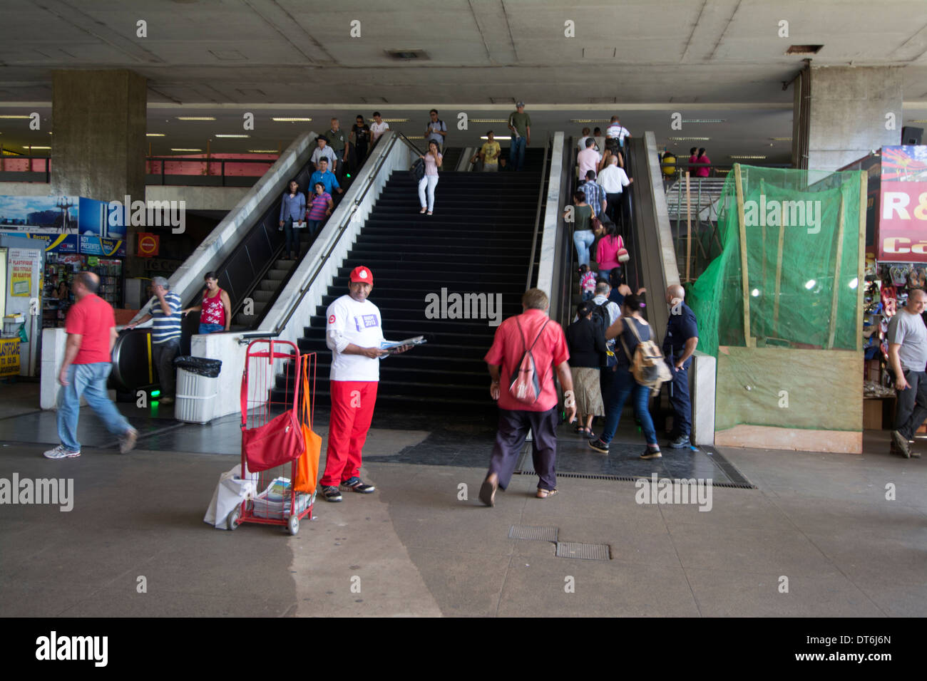 Passagers de bus à la gare routière principale de Brasilia, Brésil. Banque D'Images