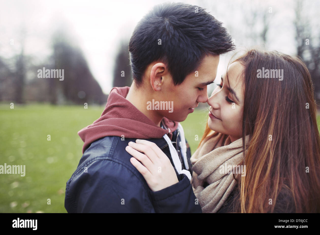 Couple d'humeur romantique. Young couple in park. Banque D'Images