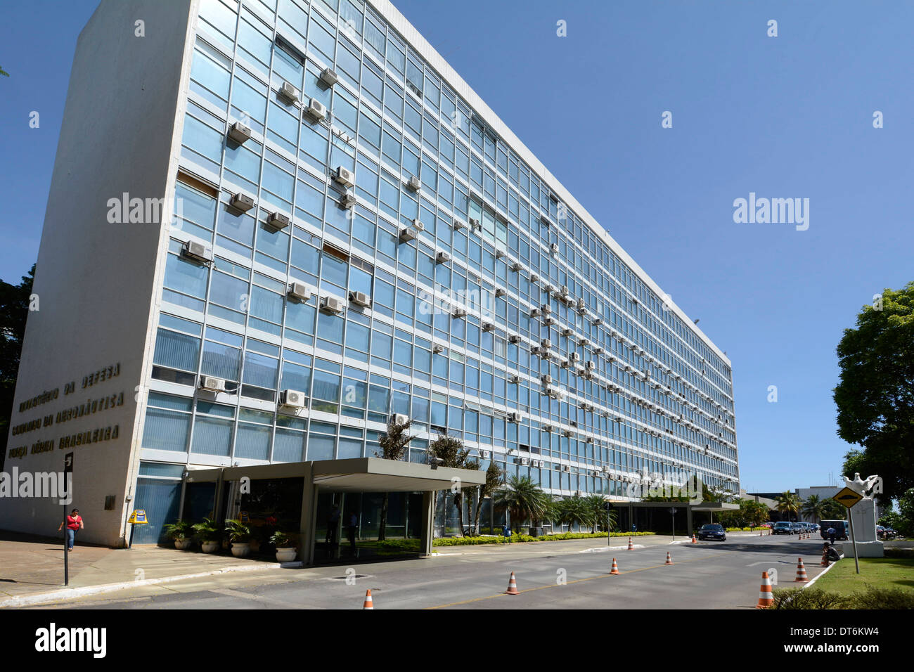 Ministère brésilien de la défense et ministère de l'air brésilienne sur l'Esplanada dos Ministerios à Brasilia, Brésil. Banque D'Images