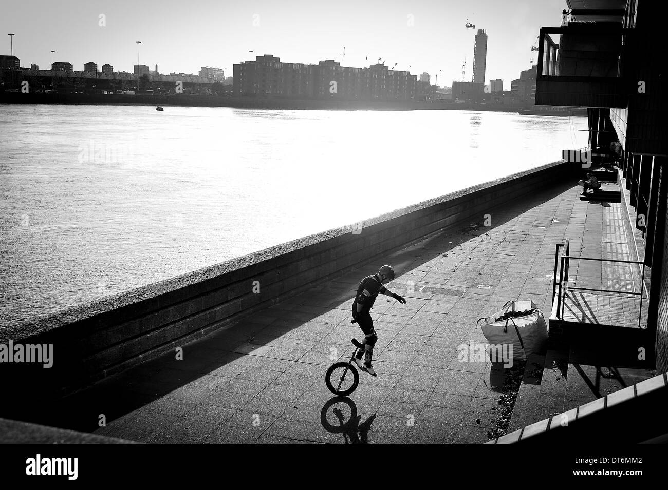 Unicyclist Silhouetté, près de la Tamise à Londres. Banque D'Images