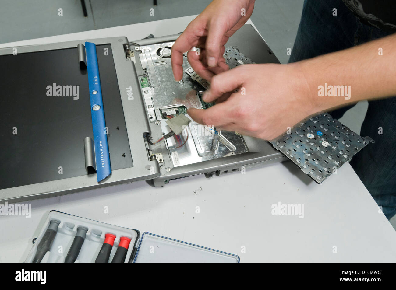 Technicien de réparation d'ordinateur au travail Banque D'Images