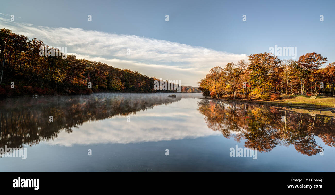 L'automne à Harriman State Park, État de New York par le lac Banque D'Images