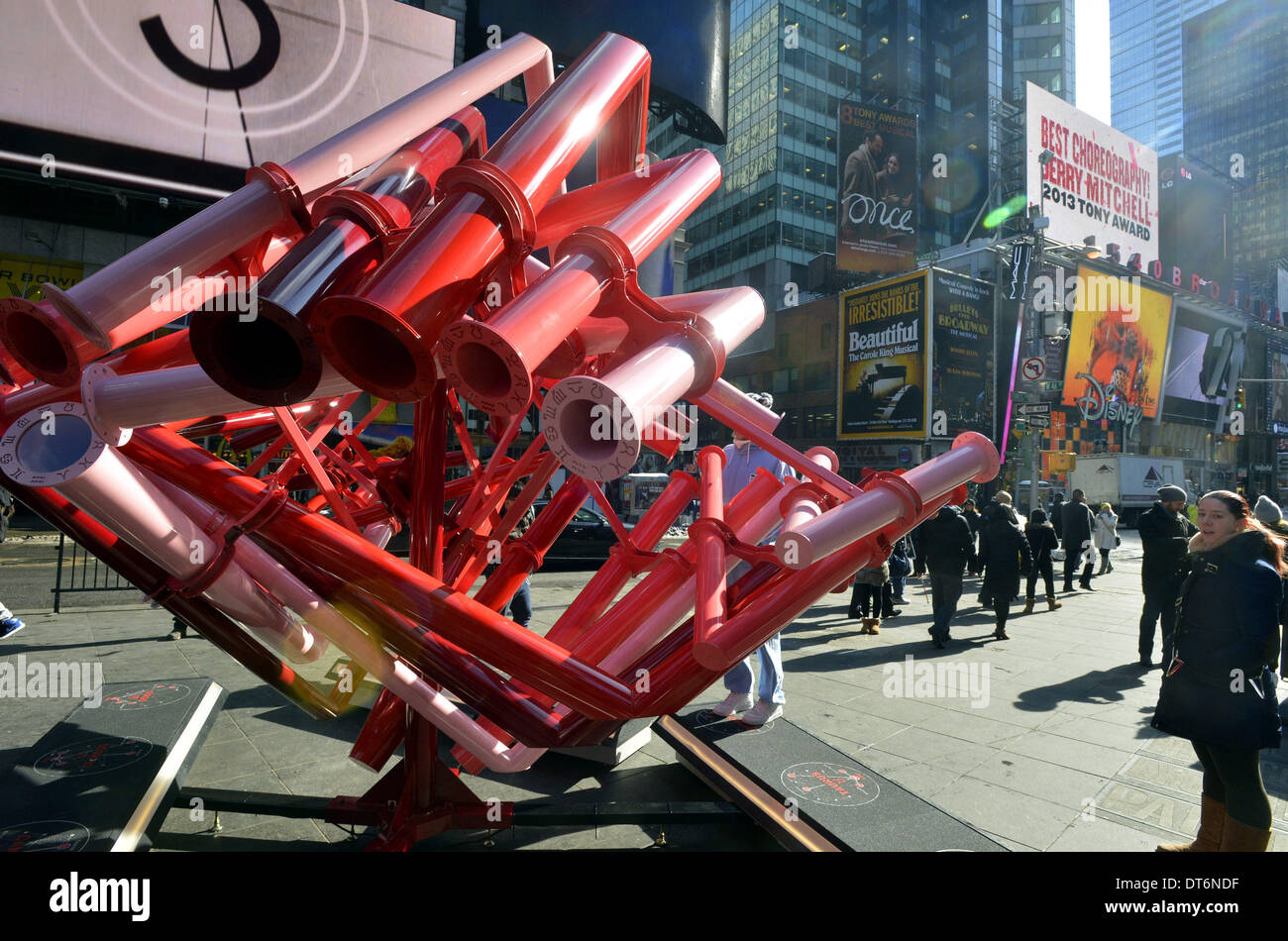 New York, USA. 10 février 2014. Personnes voir le coeur, Saint Valentin 2014 Match-Maker, au Times Square à New York, le 10 février 2014. Match-Maker cosmique relie les gens en cette Saint-Valentin. Guidées par leurs signes du zodiaque, les visiteurs organiser eux-mêmes à douze points de vues autour de la sculpture en forme de cœur. Par interwoven, coloré des périscopes donne un aperçu de chaque spectateur idéal plus quatre potes, astrologique potentiellement offrant des connexions entre roman âmes solitaires ou réglé les amoureux. Source : Xinhua/Alamy Live News Banque D'Images