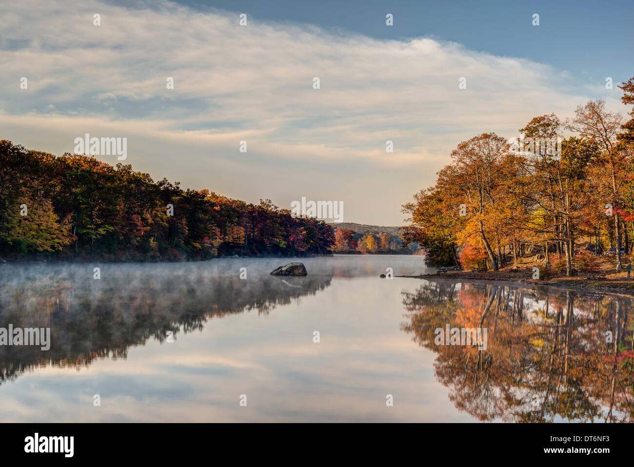 L'automne à Harriman State Park, État de New York par le lac Banque D'Images