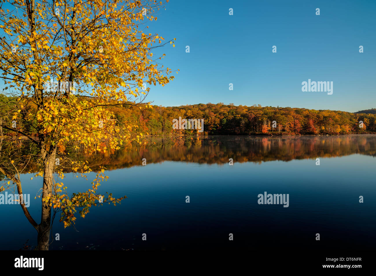 L'automne à Harriman State Park, État de New York par le lac Banque D'Images