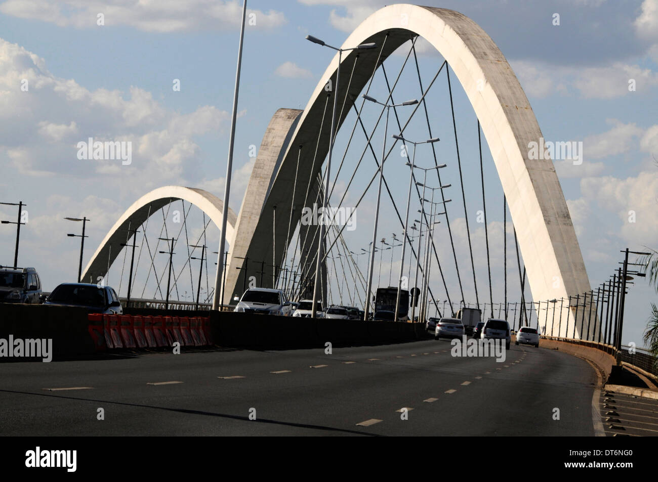 Le pont Justcelino Kubitschek, également connu sous le nom de pont Président JK ou de pont JK, traverse le lac Paranoa, un lac artificiel à Brasilia, au Brésil. Banque D'Images