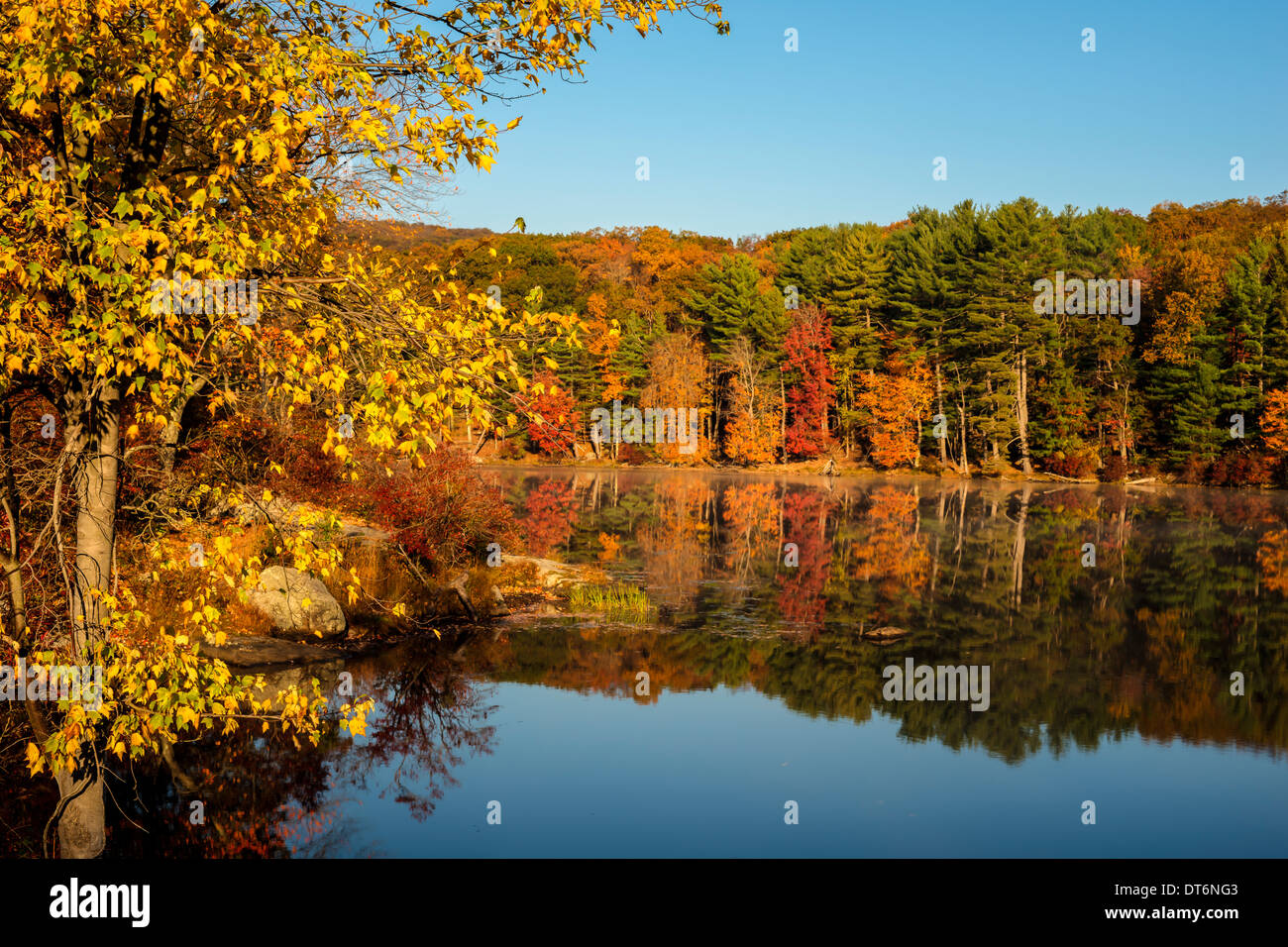 L'automne à Harriman State Park, État de New York par le lac Banque D'Images