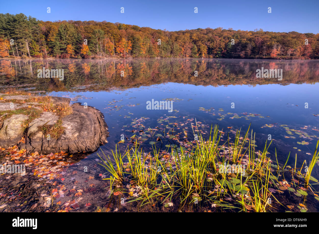 L'automne à Harriman State Park, État de New York par le lac Banque D'Images