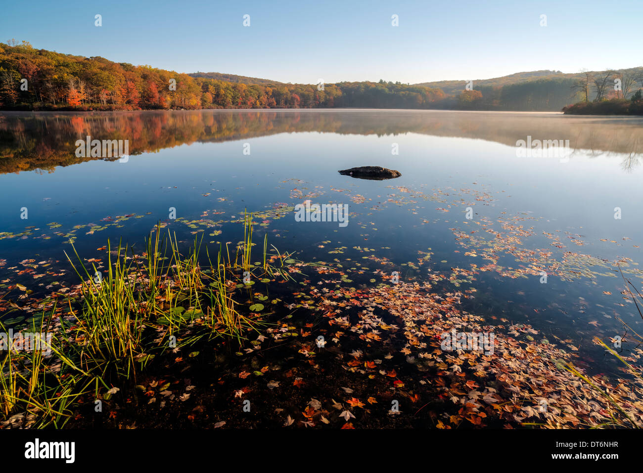 L'automne à Harriman State Park, État de New York par le lac Banque D'Images