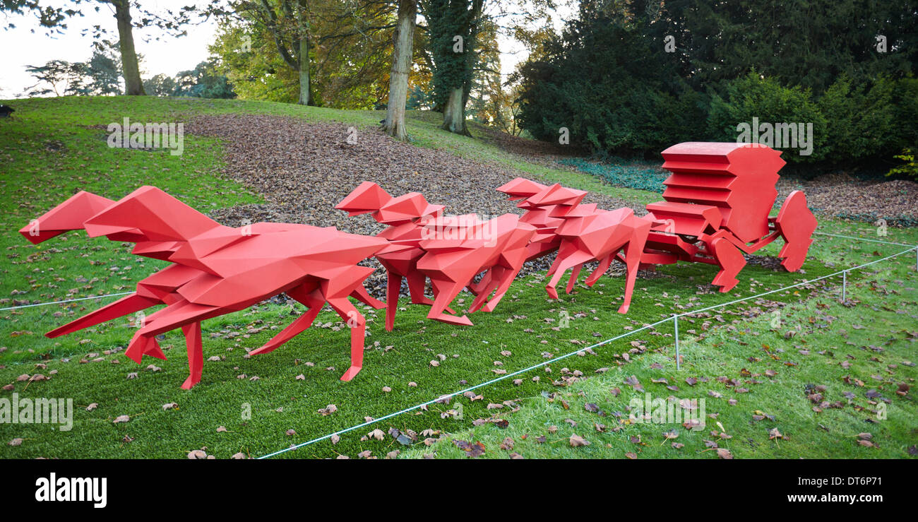 Vue générale de Le Carrosse (chariot rouge) sculpture de Xavier Veilhan à Waddesdon Manor dans le Buckinghamshire Banque D'Images