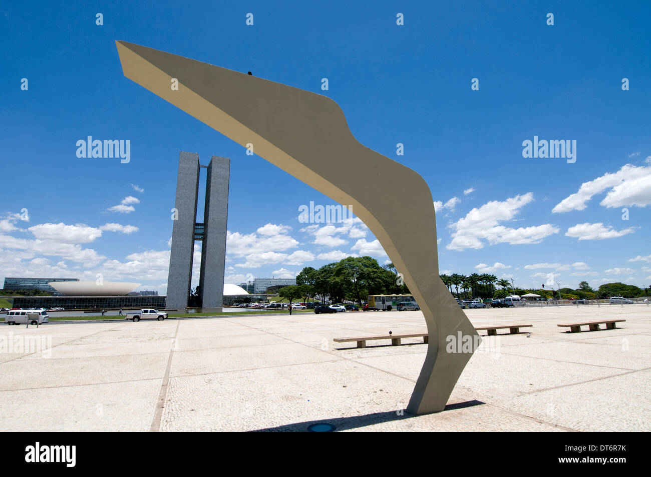 Une sculpture sur la place des trois puissances ( Praça dos Tres Podere) à Brasilia, Brésil. Les tours jumelles sont du Congrès national brésilien, ( brésilien Banque D'Images