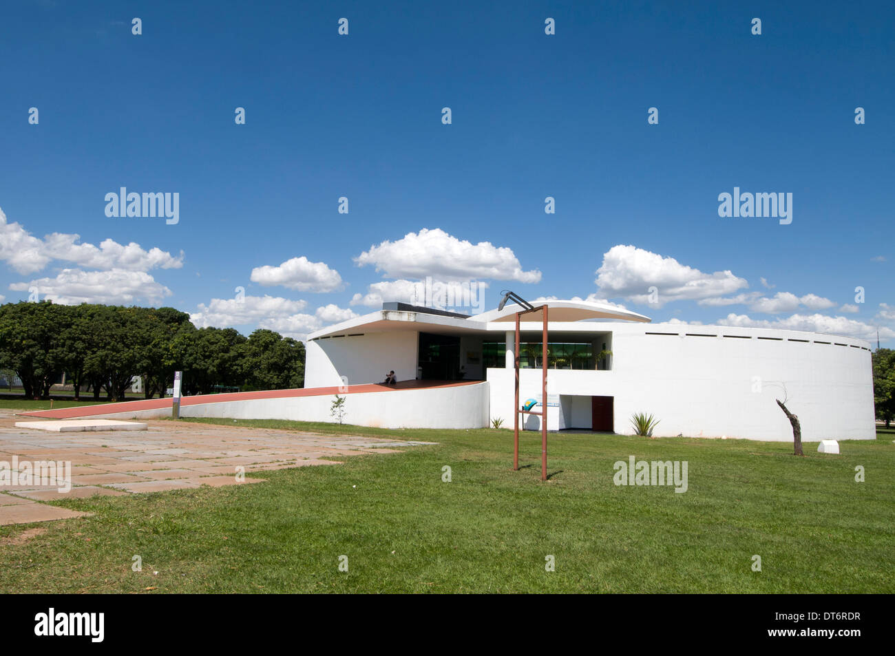 Le Mémorial des peuples autochtones a été conçu par l'architecte brésilien Oscar Niemeyer à Brasilia, au Brésil. Banque D'Images