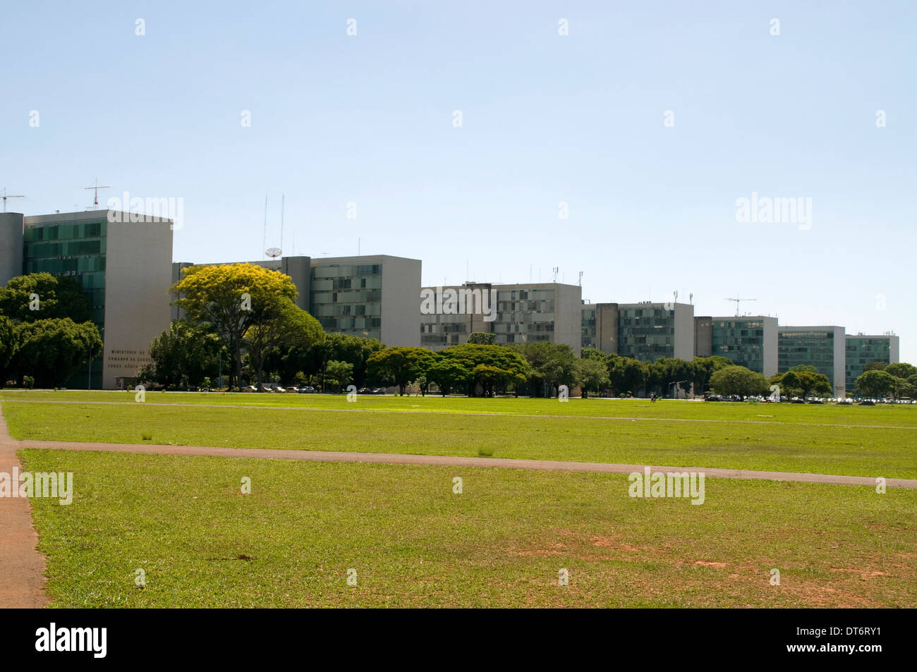 Une rangée de ministères du gouvernement brésilien sur l'Esplanada dos Ministerios à Brasilia, Brésil. Banque D'Images
