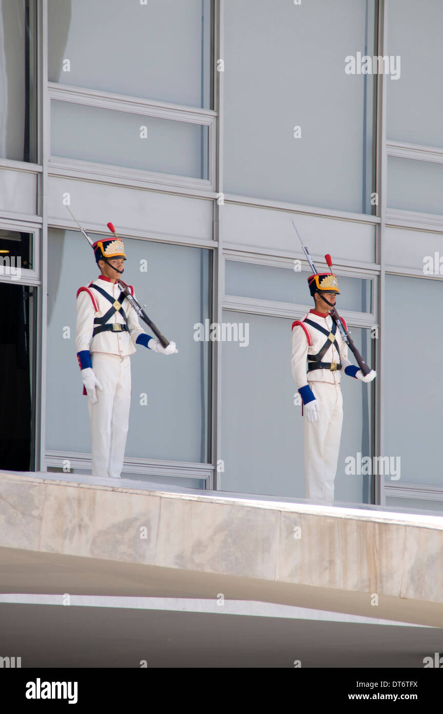 Deux sentinelles de la Garde présidentielle au Palacio do Planalto (Palais Présidentiel) à Brasilia, Brésil Banque D'Images