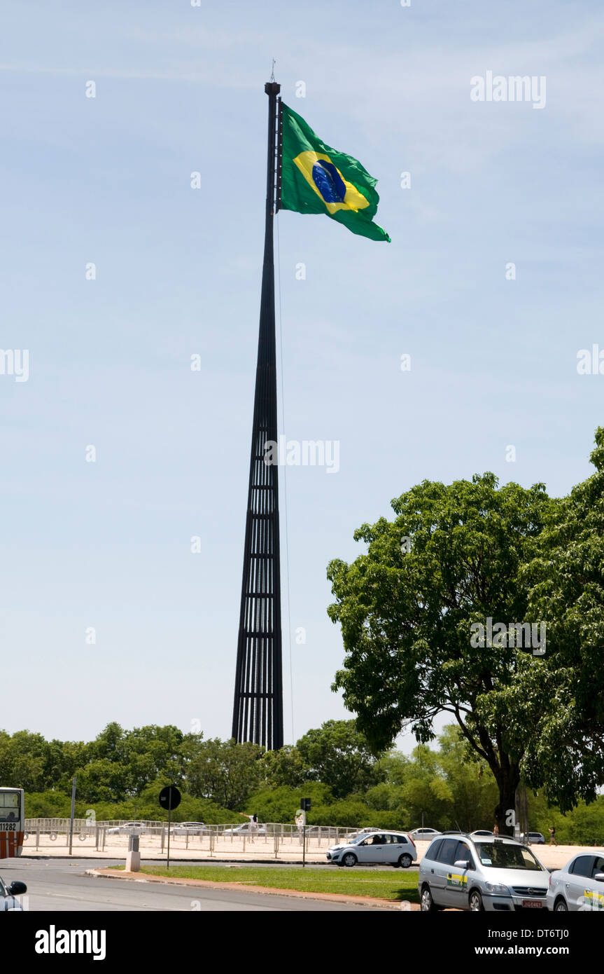 Le drapeau national du Brésil près de trois carrés d'alimentation à Brasilia, Brésil. Banque D'Images