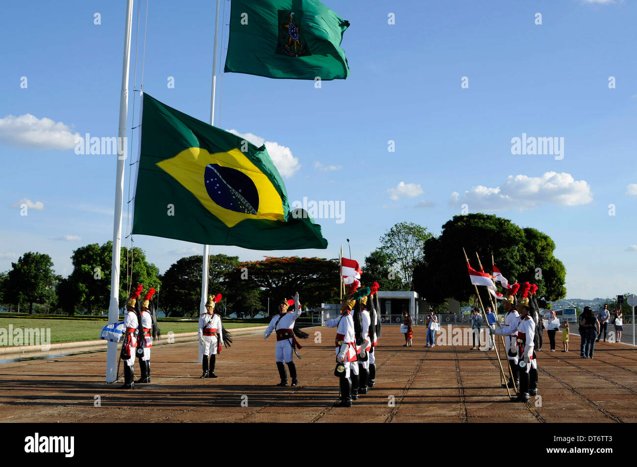 La Garde présidentielle, vêtus de tenues de cérémonie, abaisser les drapeaux chaque soir au Palacio da Alvorada à Brasilia Banque D'Images