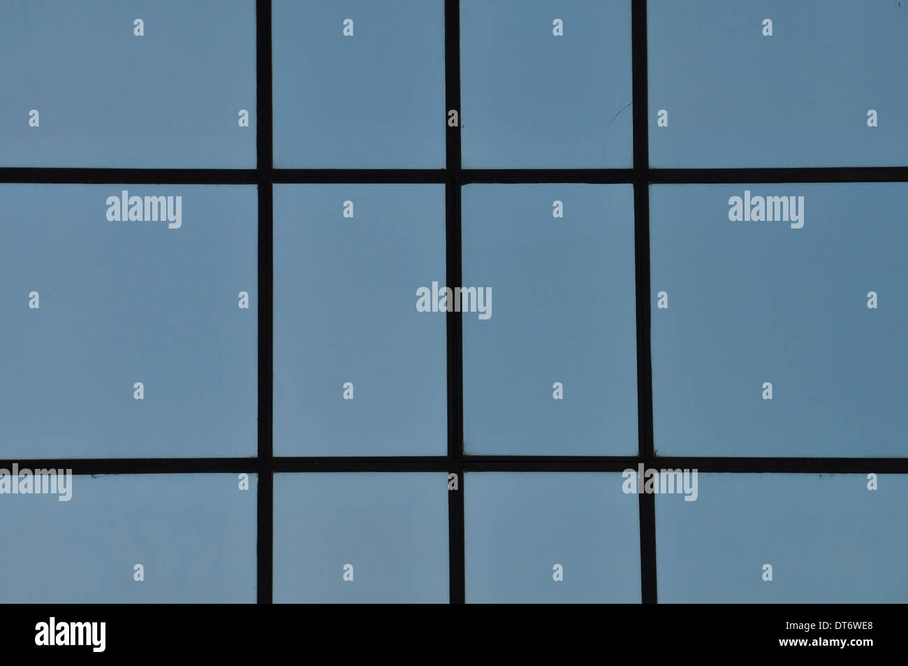 Tout droit des lignes noires et bleues fenêtres rectangulaires. Façade moderne résumé détail. Banque D'Images