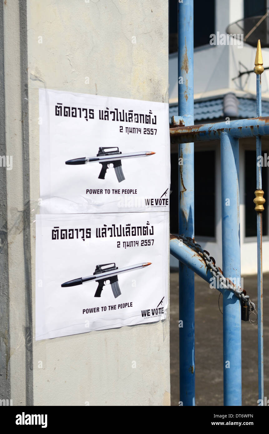 Bangkok Thaïlande affiche à proximité de protestation des garde-corps avec des chaînes, Bangkok, Thaïlande, 2014 Banque D'Images