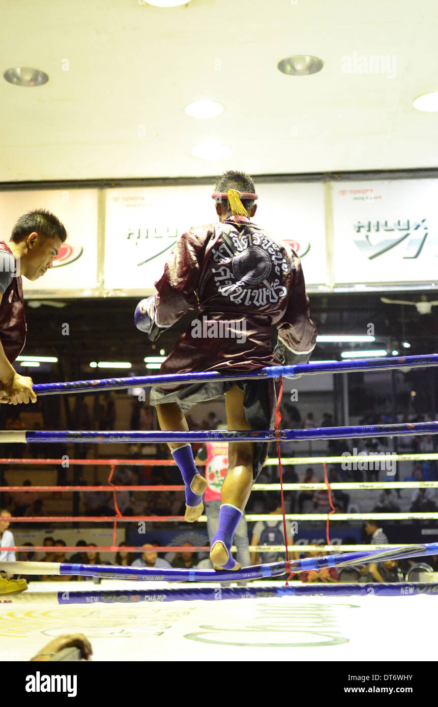 Boxeur de Muay Thai entrant dans l'anneau avant un combat, Muay Thai Boxe Lumpinee Stadium, Bangkok, Thaïlande Banque D'Images