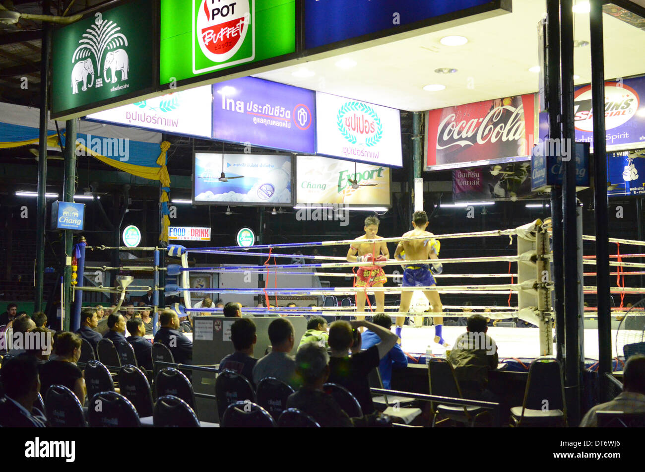 Spectateurs regardant le Muay Thai Boxe, Muay Thai Boxe Lumpinee Stadium, Bangkok, Thaïlande Banque D'Images