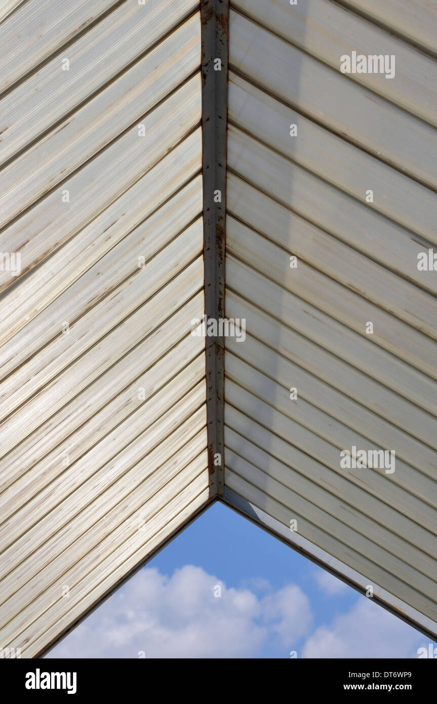 Toiture plastique pare-soleil et ciel bleu abstrait architecture fond. Banque D'Images