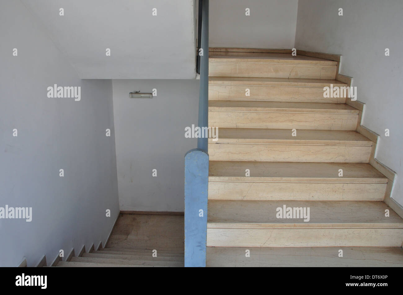 Escalier avec marches en marbre. Résumé des détails architecturaux. Banque D'Images