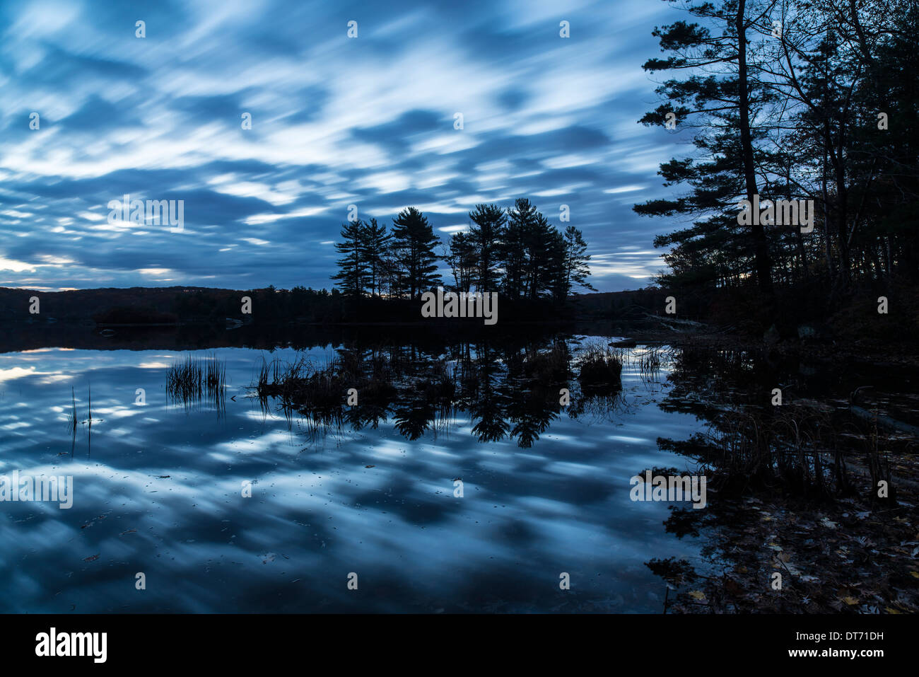 L'automne à Harriman State Park, État de New York par le lac au lever du soleil Banque D'Images