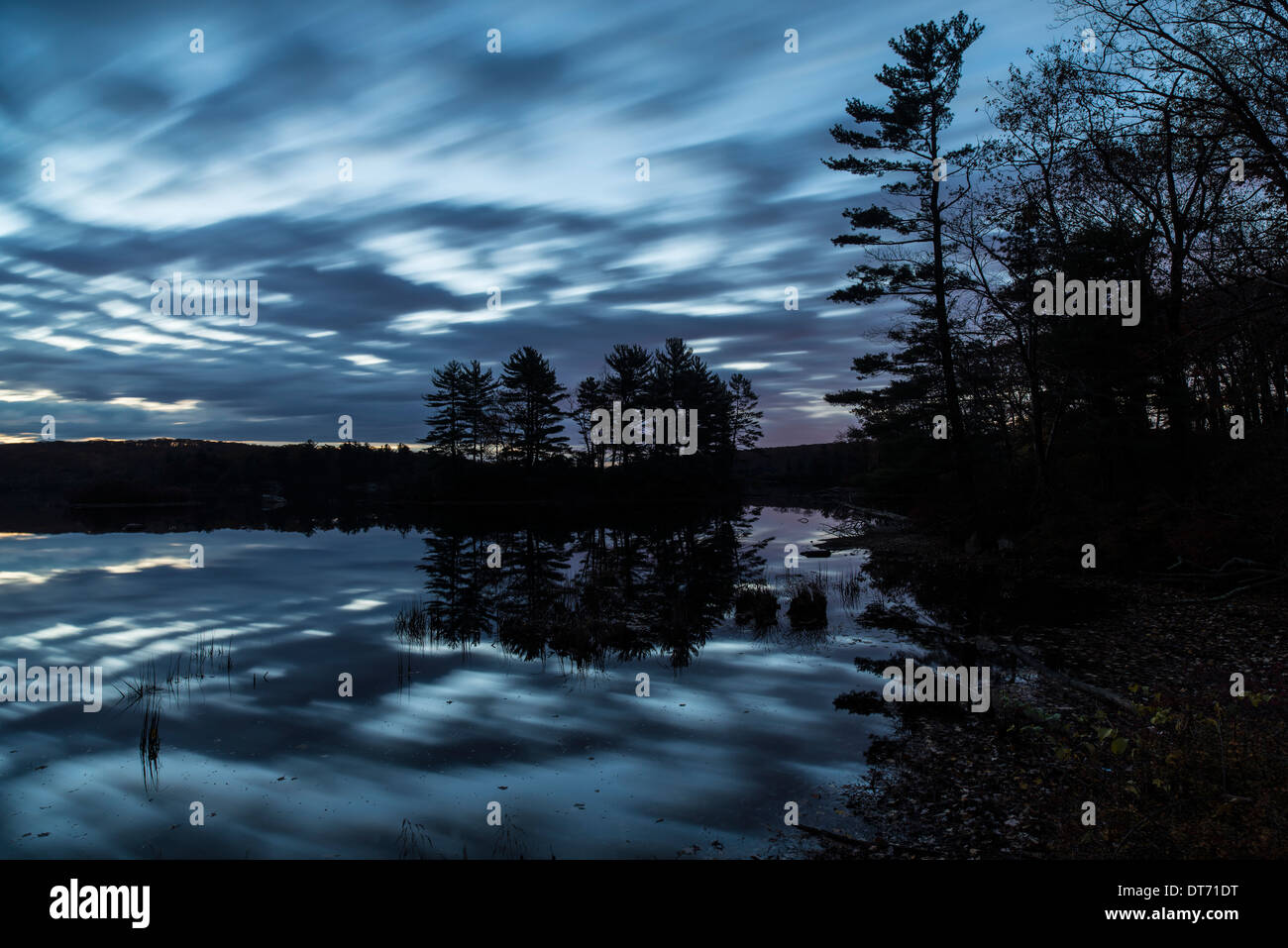 L'automne à Harriman State Park, État de New York par le lac au lever du soleil Banque D'Images