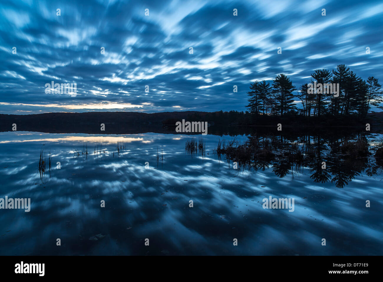 L'automne à Harriman State Park, État de New York par le lac au lever du soleil Banque D'Images