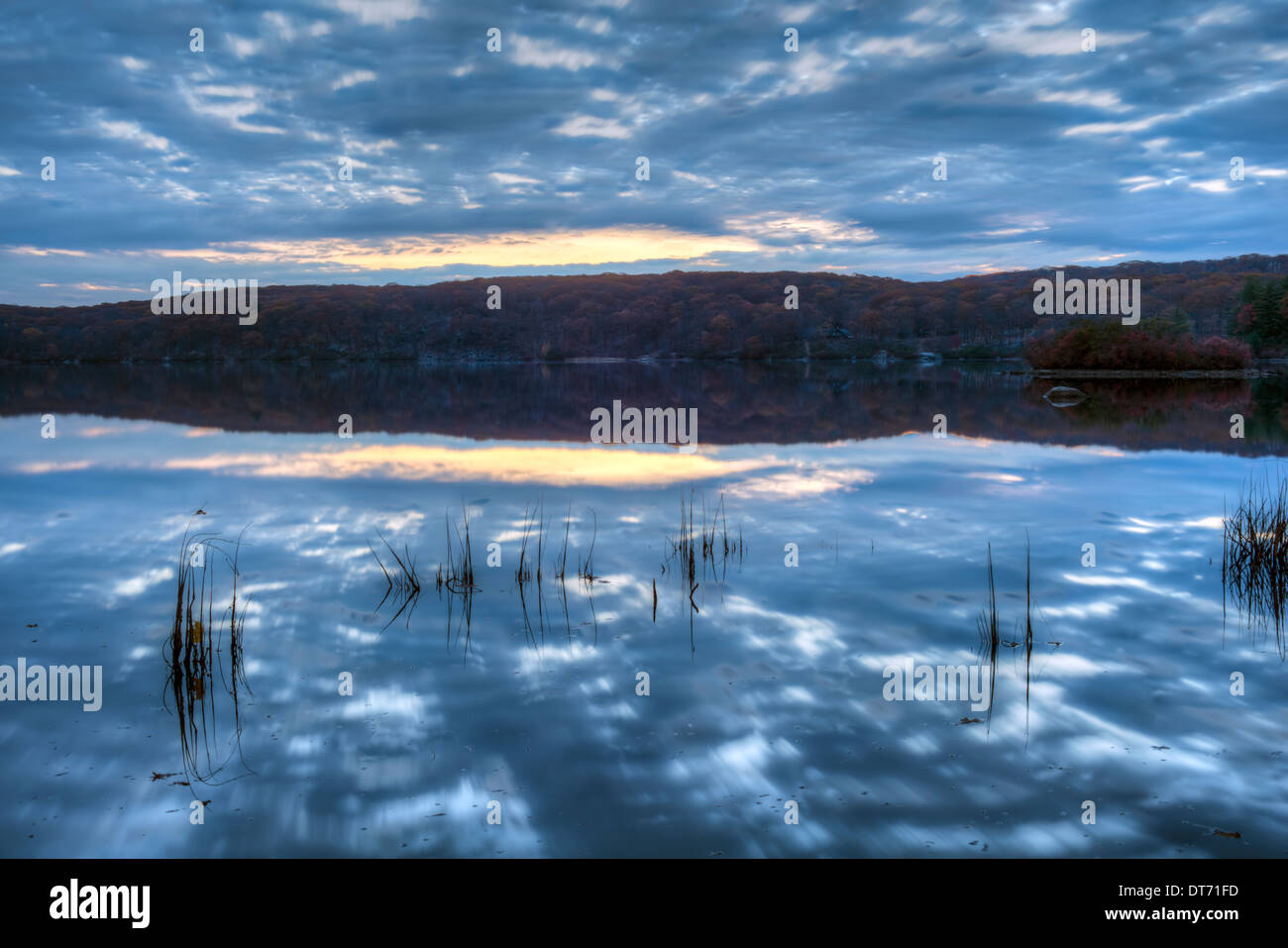L'automne à Harriman State Park, État de New York par le lac au lever du soleil Banque D'Images
