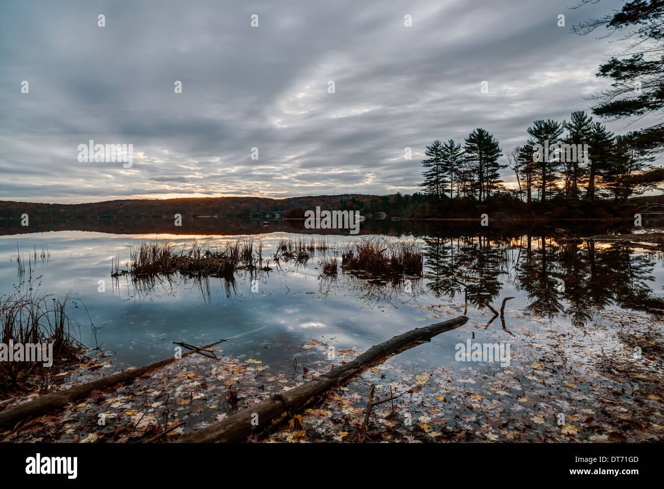 L'automne à Harriman State Park, État de New York par le lac au lever du soleil Banque D'Images