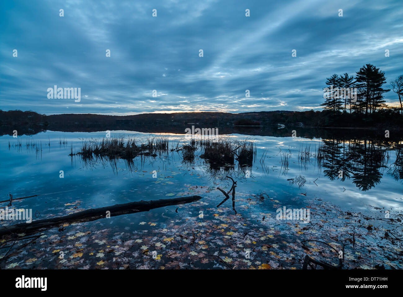 L'automne à Harriman State Park, État de New York par le lac au lever du soleil Banque D'Images