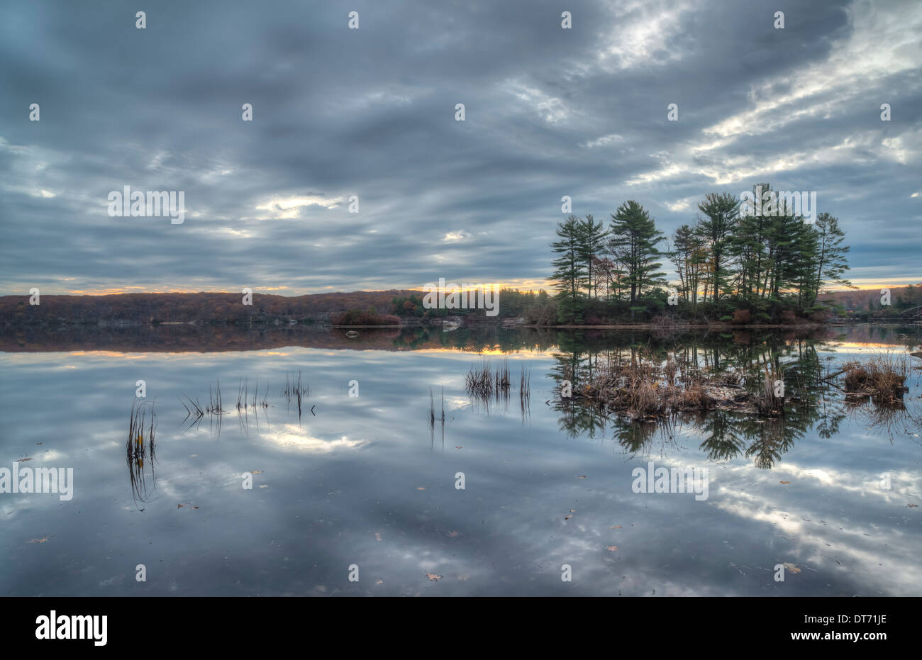 L'automne à Harriman State Park, État de New York par le lac au lever du soleil Banque D'Images