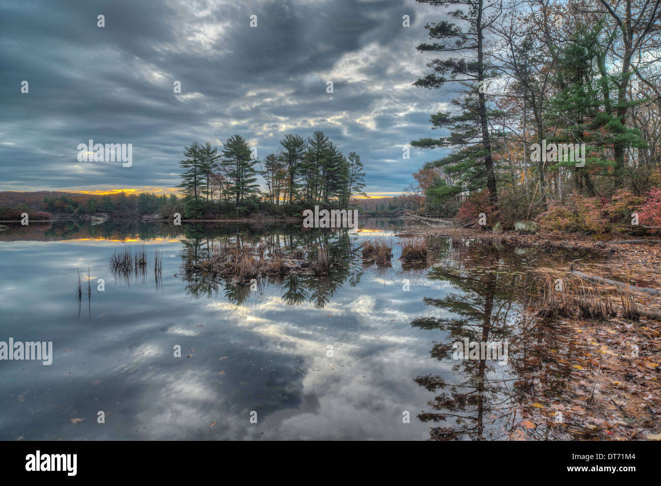 L'automne à Harriman State Park, État de New York par le lac au lever du soleil Banque D'Images