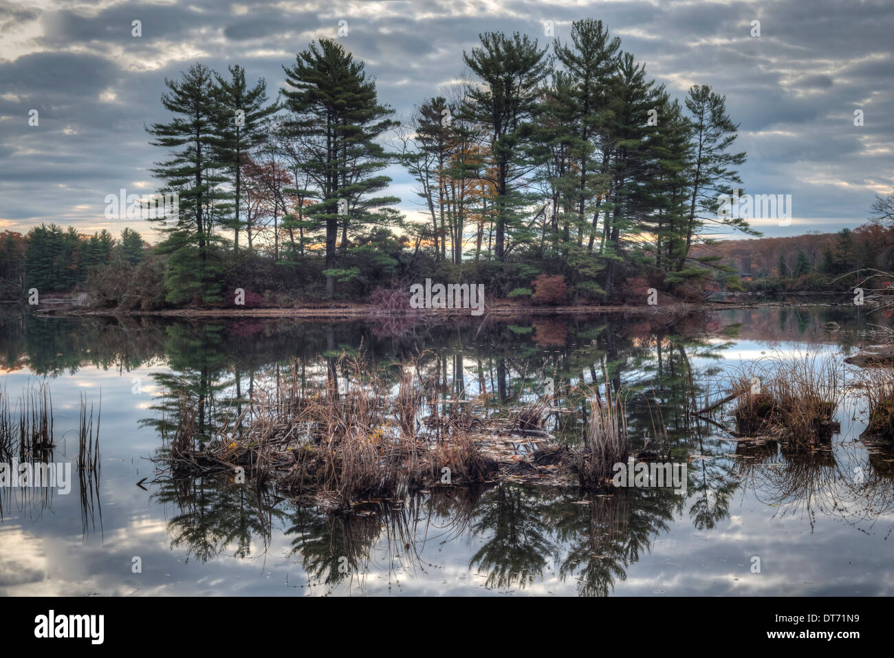 L'automne à Harriman State Park, État de New York par le lac au lever du soleil Banque D'Images