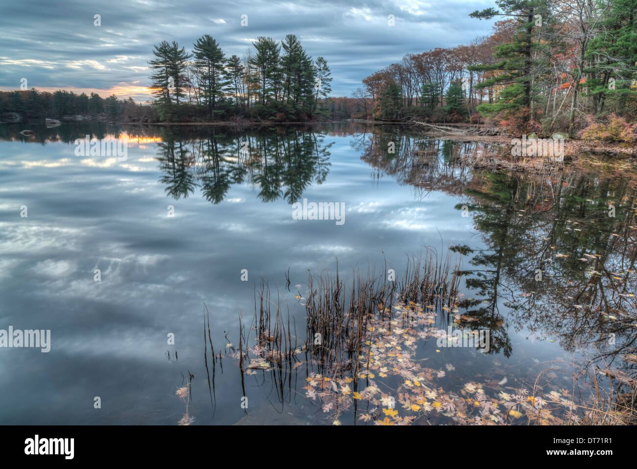 L'automne à Harriman State Park, État de New York par le lac au lever du soleil Banque D'Images