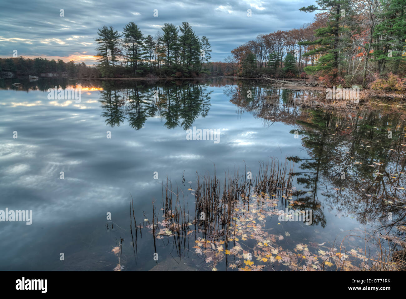 L'automne à Harriman State Park, État de New York par le lac au lever du soleil Banque D'Images