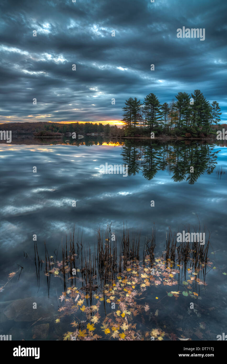 L'automne à Harriman State Park, État de New York par le lac au lever du soleil Banque D'Images