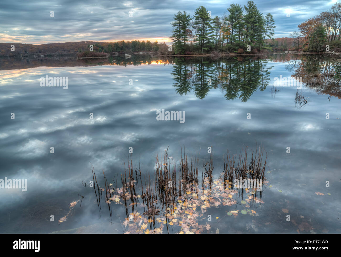 L'automne à Harriman State Park, État de New York par le lac au lever du soleil Banque D'Images