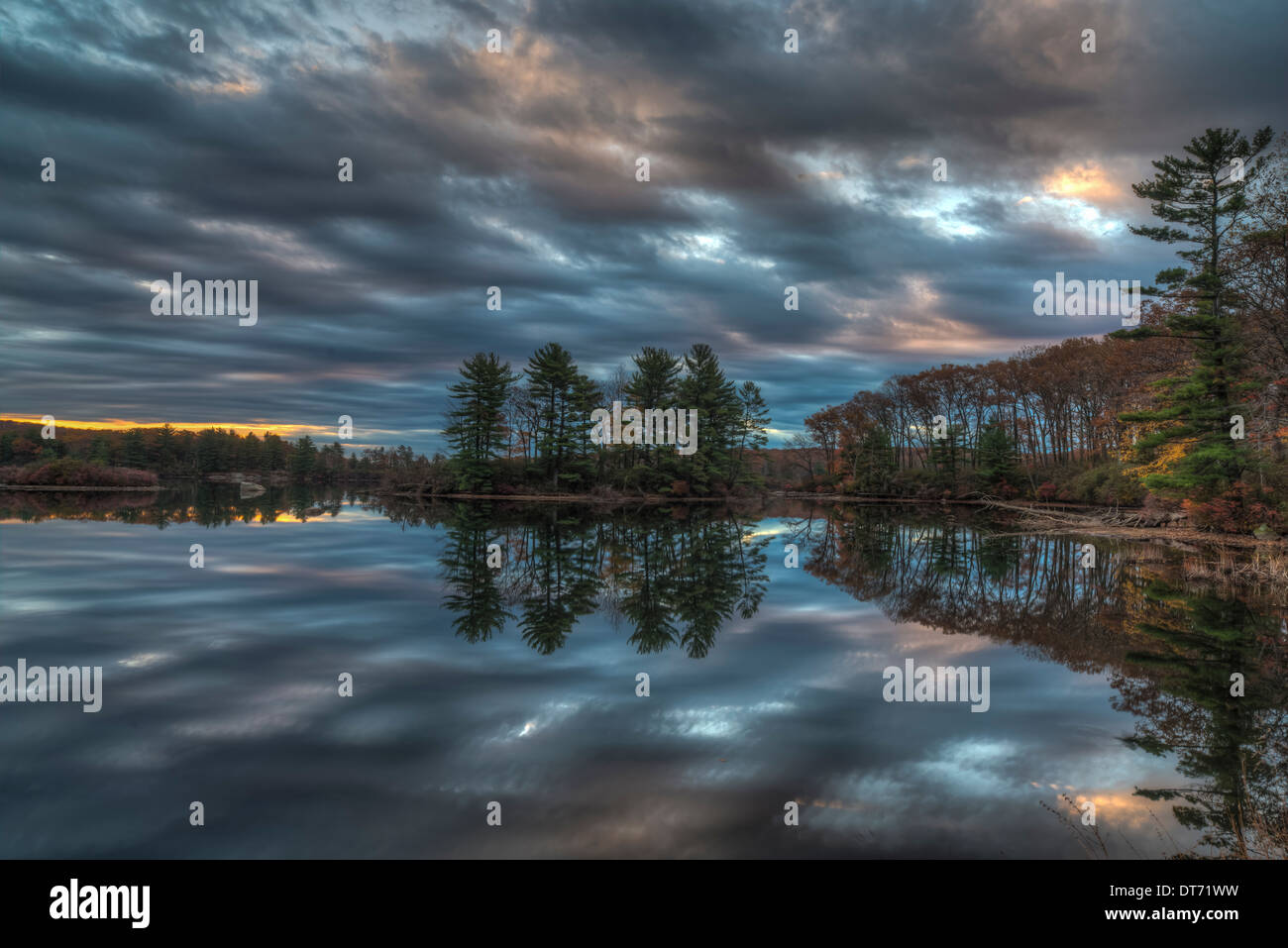L'automne à Harriman State Park, État de New York par le lac au lever du soleil Banque D'Images
