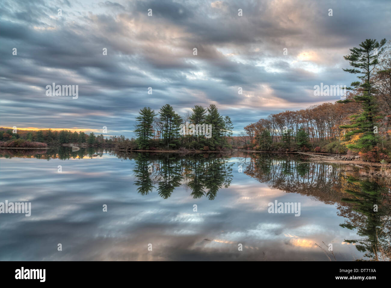 L'automne à Harriman State Park, État de New York par le lac au lever du soleil Banque D'Images