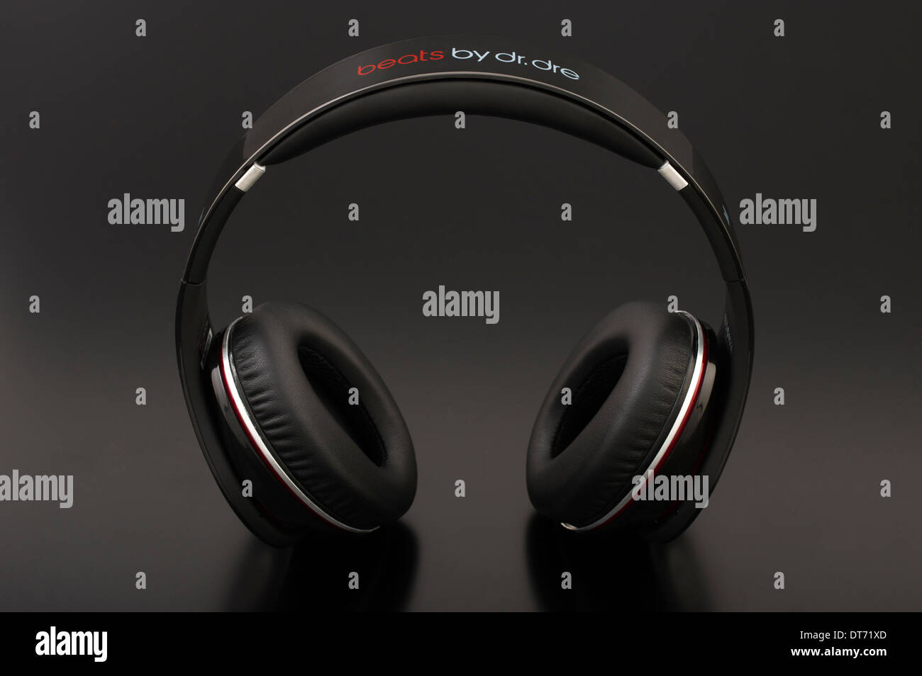 Beats by Dr. Dre studio noir emblématique produit par casque Monster Cable  USA U.S.A Photo Stock - Alamy