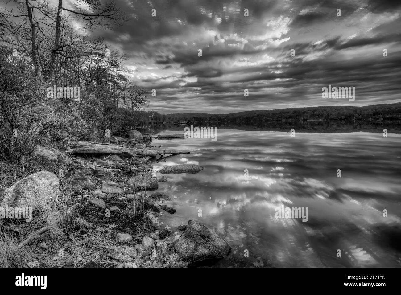 L'automne à Harriman State Park, État de New York par le lac au lever du soleil Banque D'Images