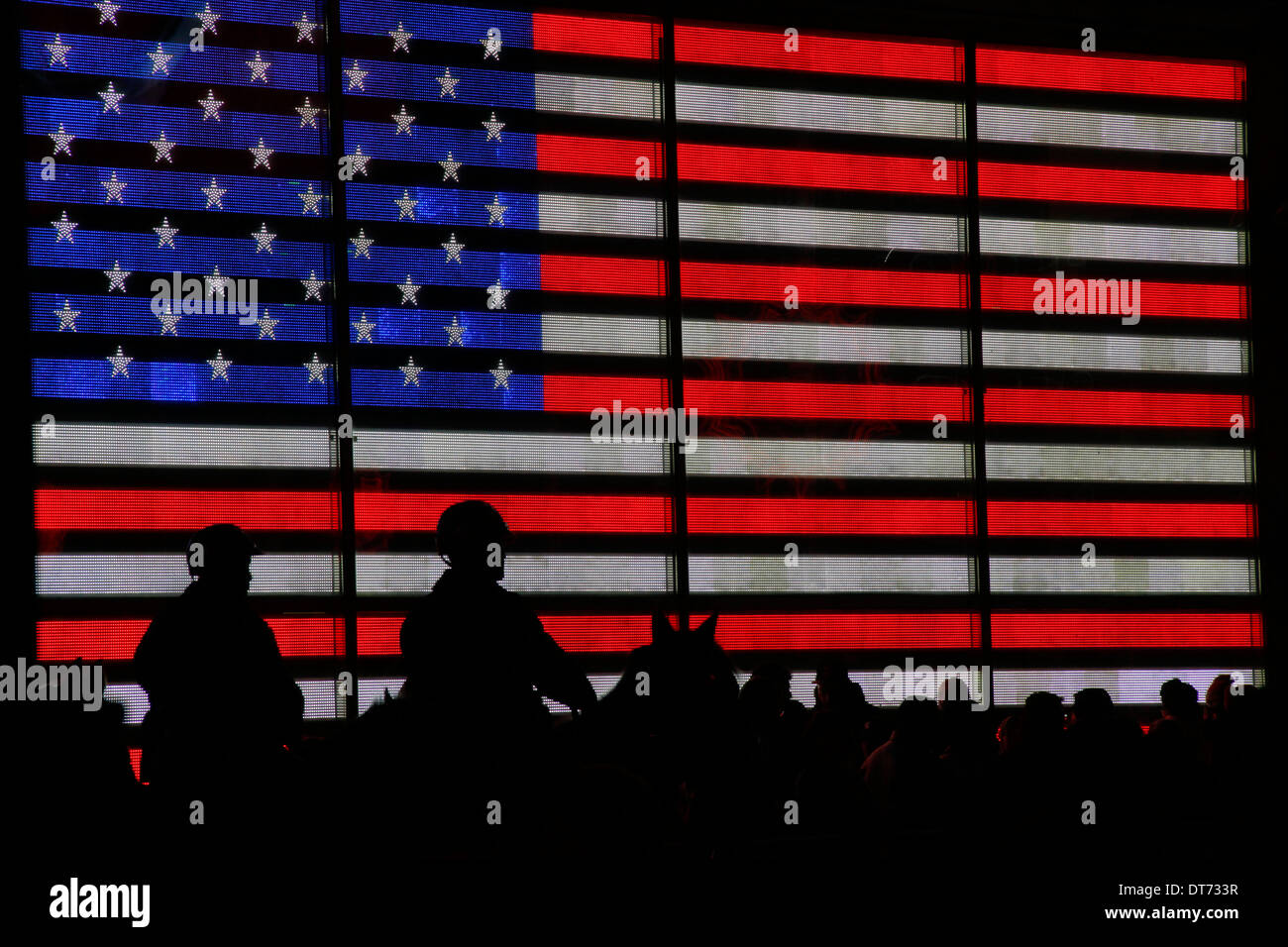 NYC Canada traversant le drapeau sur la station de recrutement militaire dans Times Square la nuit avant le Super Bowl 48 Banque D'Images