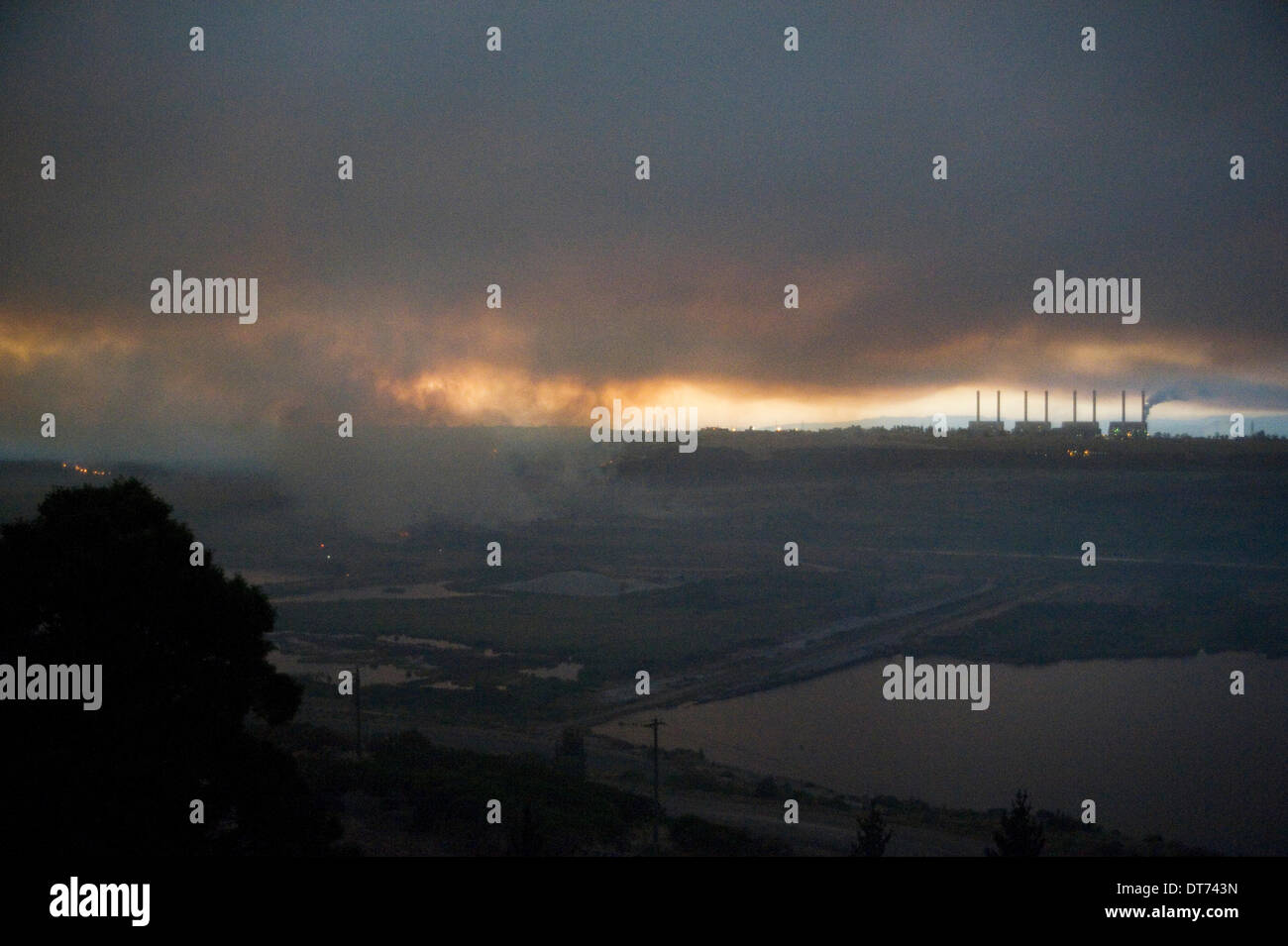 Morewell, Victoria, Australie. 9 février 2014. Mine de charbon à ciel ouvert d'Hazelwood feu près de Morewell Australie Victoria Brown coal mine à ciel ouvert d'touchés par les récents incendies de brousse Buring hors de contrôle et devrait pas brûler pendant des semaines de : Doug steley/Alamy Live News Banque D'Images