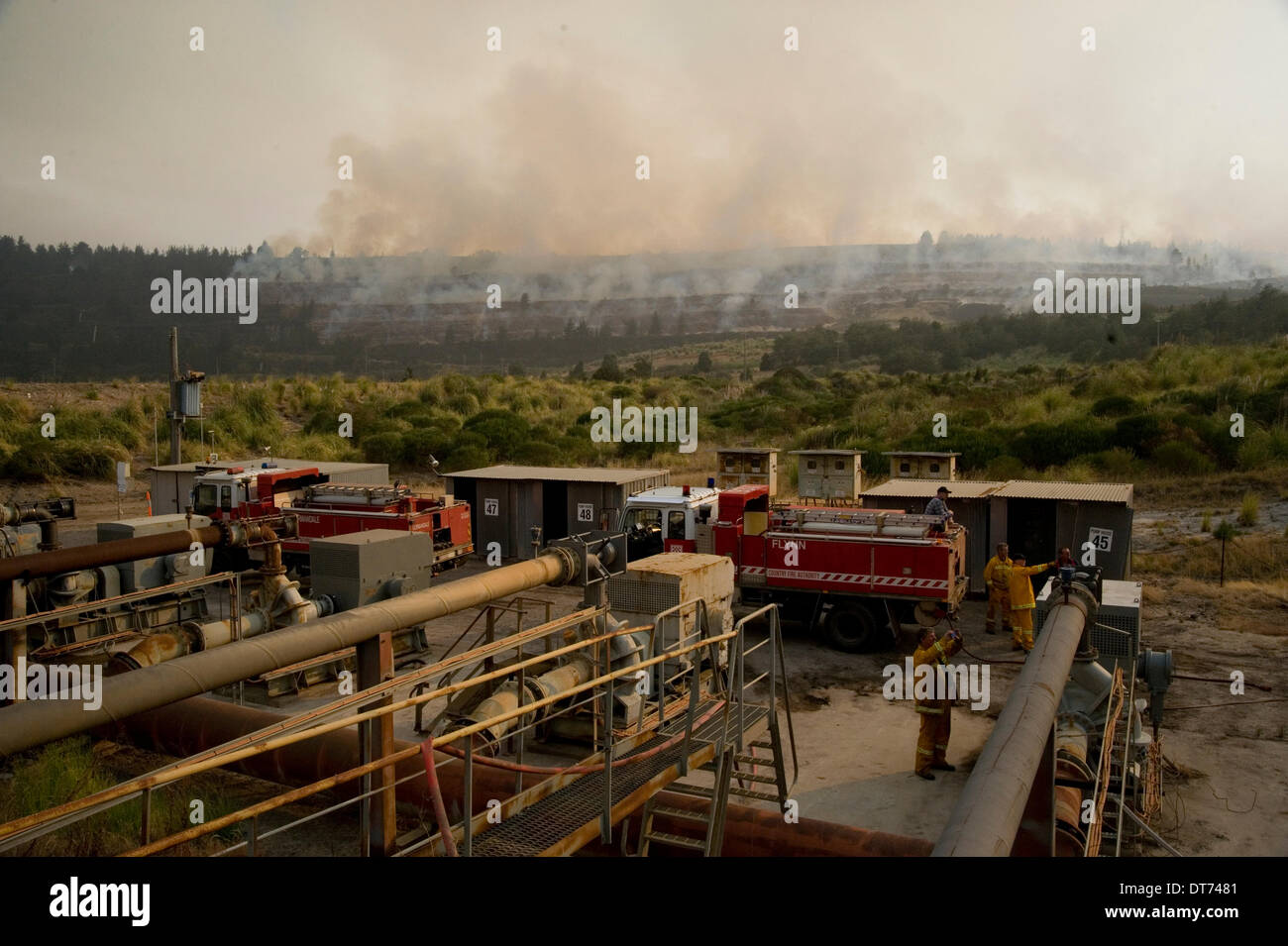 Morewell, Victoria, Australie. 9 février 2014. Mine de charbon à ciel ouvert d'Hazelwood feu près de Morewell Australie Victoria Brown coal mine à ciel ouvert d'touchés par les récents incendies de brousse Buring hors de contrôle et devrait pas brûler pendant des semaines de : Doug steley/Alamy Live News Banque D'Images