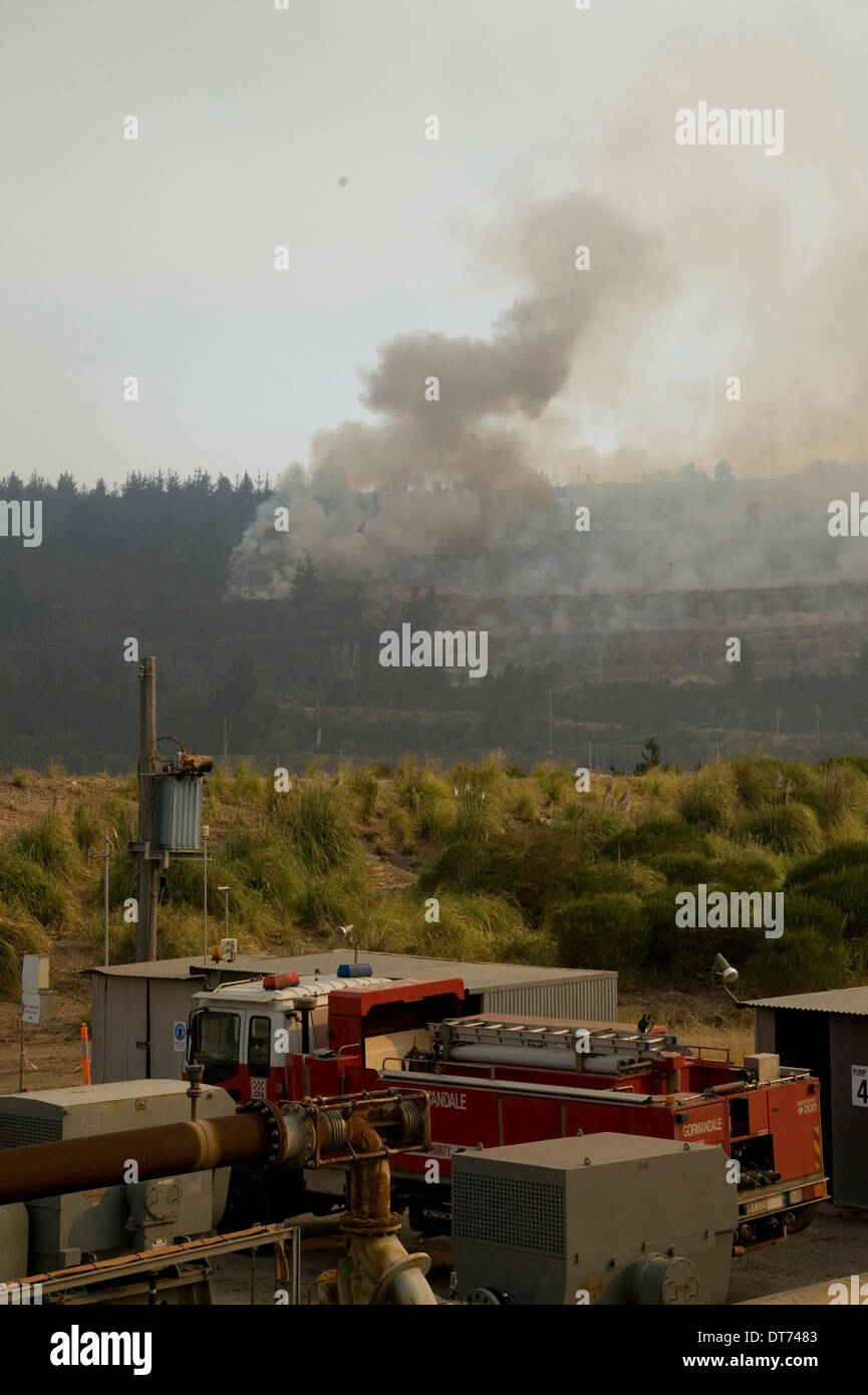 Morewell, Victoria, Australie. 9 février 2014. Mine de charbon à ciel ouvert d'Hazelwood feu près de Morewell Australie Victoria Brown coal mine à ciel ouvert d'touchés par les récents incendies de brousse Buring hors de contrôle et devrait pas brûler pendant des semaines de : Doug steley/Alamy Live News Banque D'Images