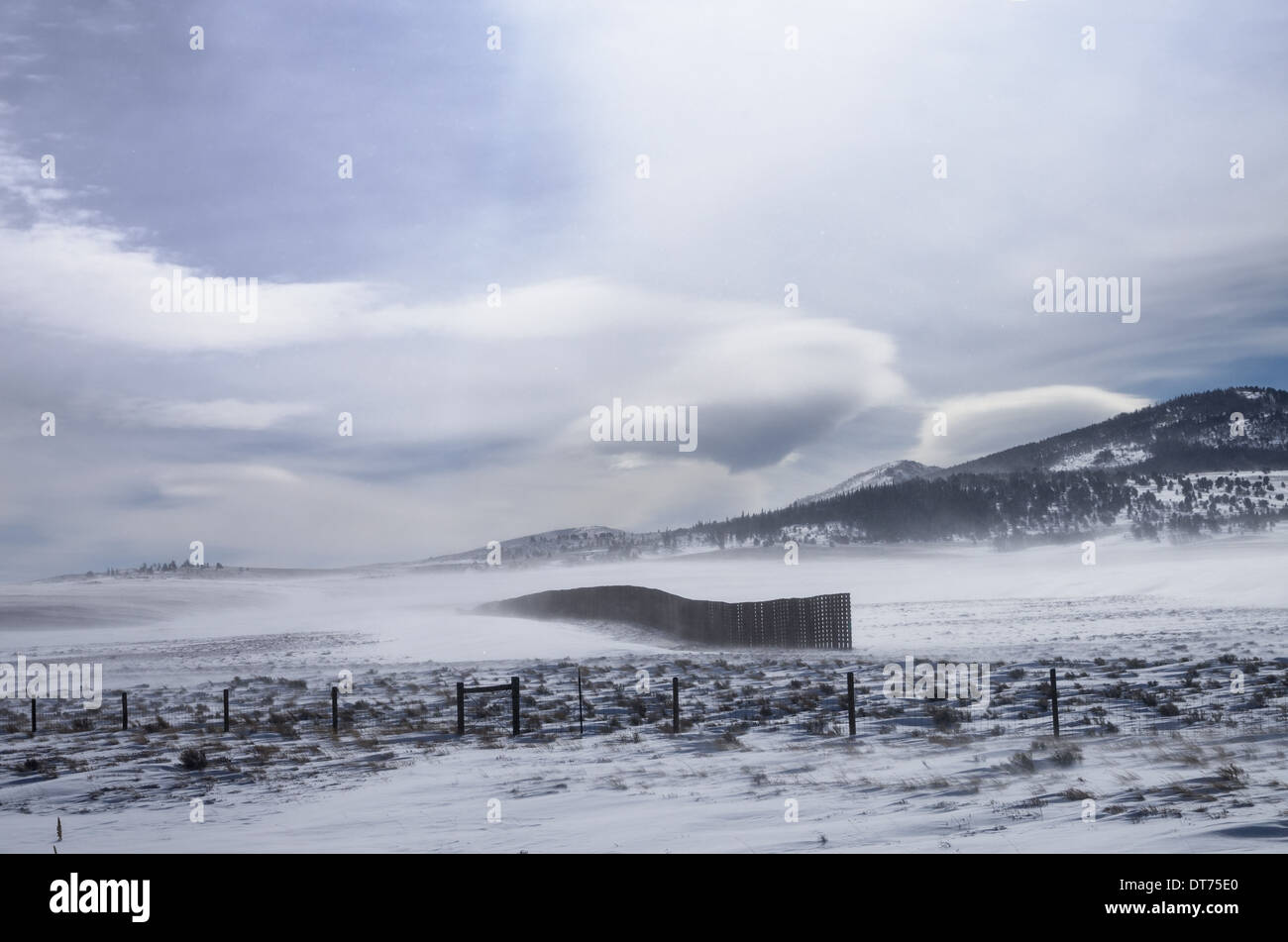 Une clôture à neige permet de piéger la poudrerie le long d'une autoroute dans le Wyoming Banque D'Images