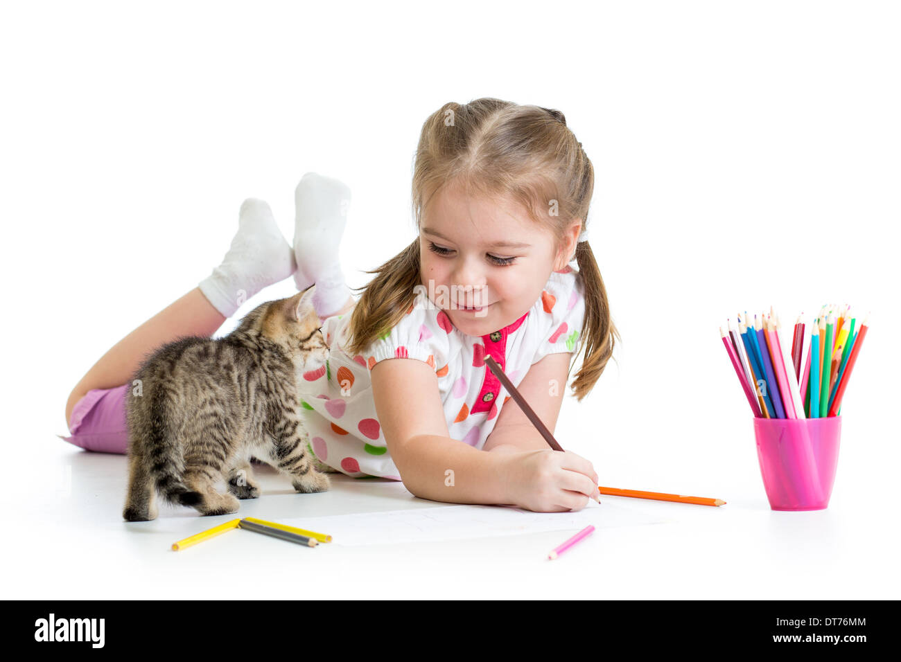 Enfant dessin avec crayons et jouer avec chaton Banque D'Images